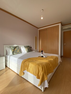 2 quartos, ferros/tábuas de passar roupa, Wi-Fi, roupa de cama