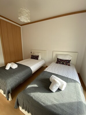2 quartos, ferros/tábuas de passar roupa, Wi-Fi, roupa de cama