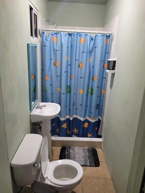 ห้องคอมฟอร์ทดับเบิล | ห้องน้ำ | ฝักบัว, ผ้าเช็ดตัว