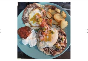 Daily continental breakfast (USD 15 per person) - AIRPORT INN (Roatan)