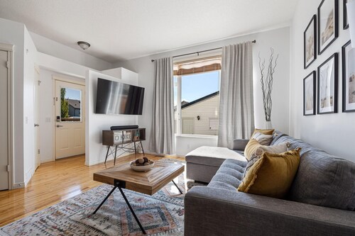 Cozy Home w/ Free Parking | Fireplace & Backyard | Sleeps 8 | Near Banff