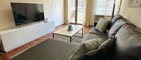 家庭公寓, 3 間臥室 | 起居區 | 55-吋平面電視,提供有線頻道