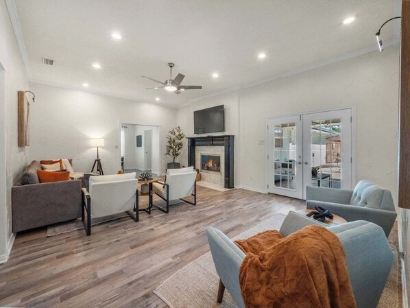 Smart TV, chimenea, oficina