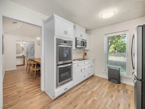 Refrigerador, microondas, horno, placa de cocina