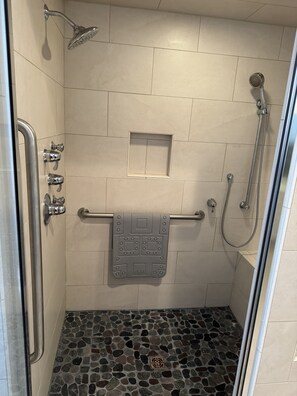 Haartrockner, Handtücher, Seife, Toilettenpapier