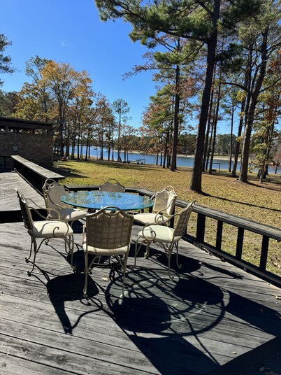 Tranquil Waterfront Retreat: 4BR/2.5BA Cozy Lakehouse on the Water!