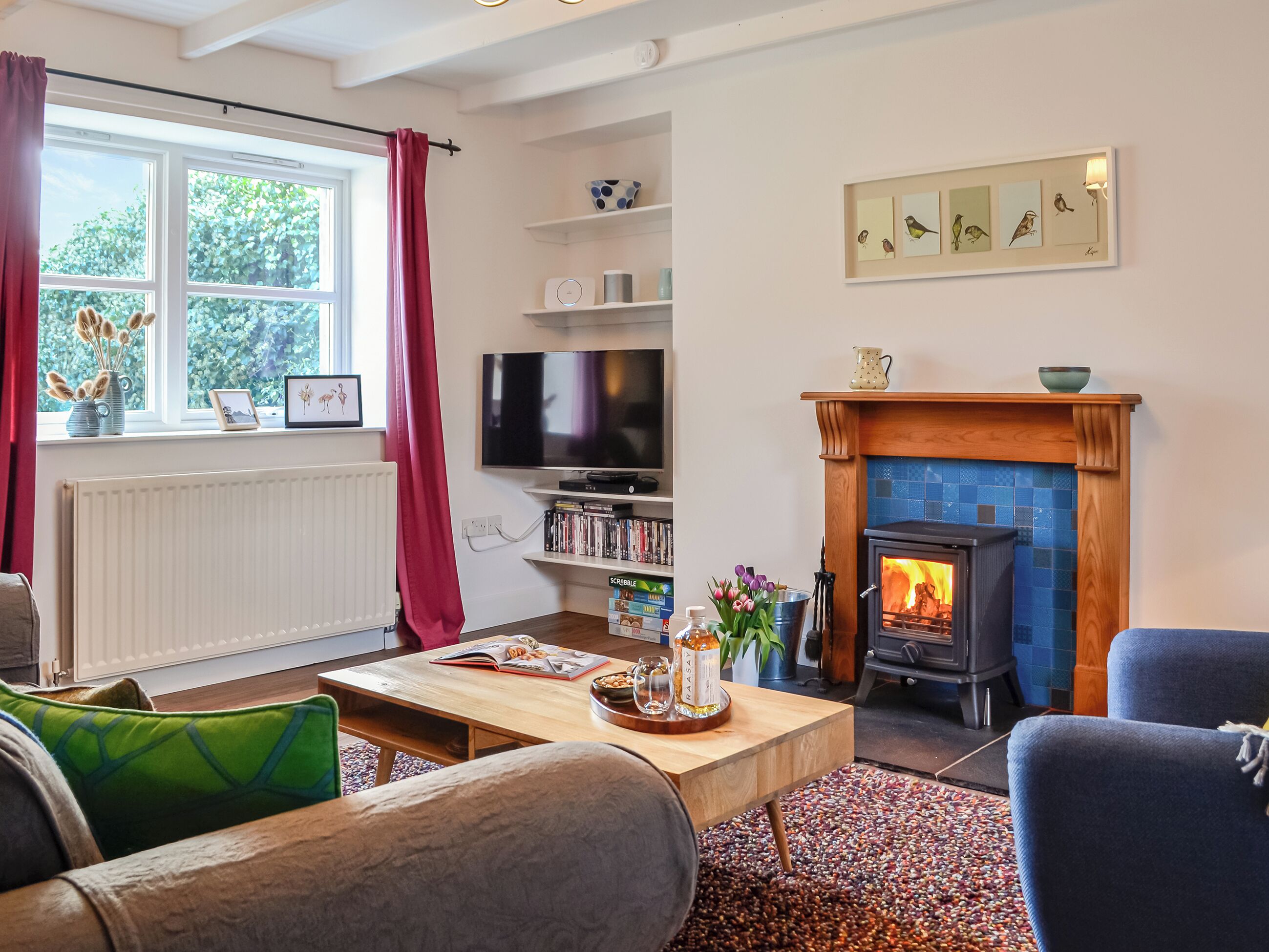 TV, fireplace
