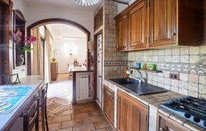 Een koelkast, een kookplaat, een vaatwasser