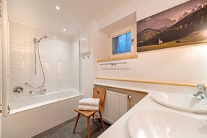 Dusche, Haartrockner, Handtücher