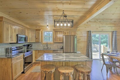 Newly build private Home 3 min  Castle Rock Lake, 30 min to Dells, Free Firewood