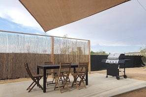 Outdoor dining - House Of Stars Oasis - Breakfast - Pets - Firepit - Pool - Hiking (Yucca Valley)