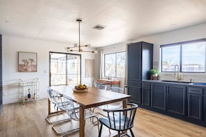 Dining - House Of Stars Oasis - Breakfast - Pets - Firepit - Pool - Hiking (Yucca Valley)