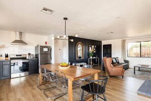 Interior - House Of Stars Oasis - Breakfast - Pets - Firepit - Pool - Hiking (Yucca Valley)