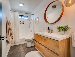 Shower, hair dryer, towels, soap - House Of Stars Oasis - Breakfast - Pets - Firepit - Pool - Hiking (Yucca Valley)