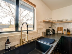 Fridge, microwave, oven, stovetop - House Of Stars Oasis - Breakfast - Pets - Firepit - Pool - Hiking (Yucca Valley)