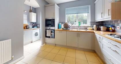 3 bed house for up to 6 people In Cardiff, Wales