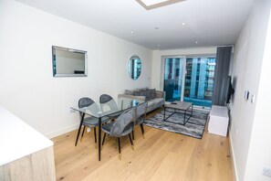 Living area - Docklands Stunning 2 bed Apartment London (London)