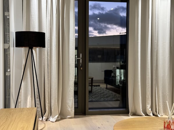 Living area - Docklands Stunning 2 bed Apartment London (London)