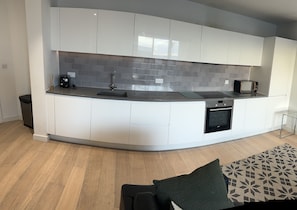 Full-sized fridge, microwave, oven, stovetop - Docklands Stunning 2 bed Apartment London (London)