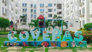 A sign with the word "COVENAS" and an underwater theme. - Covenas Refugio de Familia junto al Mar (Coveñas)