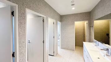 Double Room with Shared Bathroom | Banheiro compartilhado