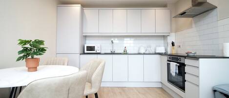 Kühlschrank, Mikrowelle, Ofen, Herdplatte