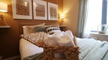 2 bedrooms, desk, iron/ironing board, internet
