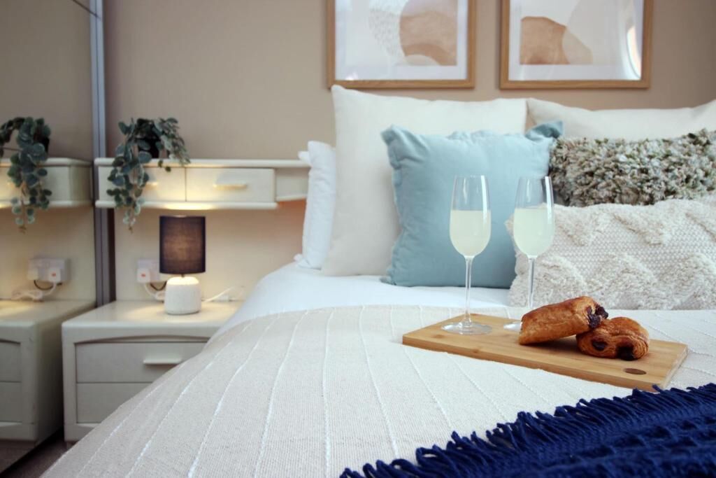 2 bedrooms, desk, iron/ironing board, internet