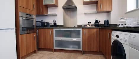 Réfrigérateur, four à micro-ondes, un four, surface de cuisson