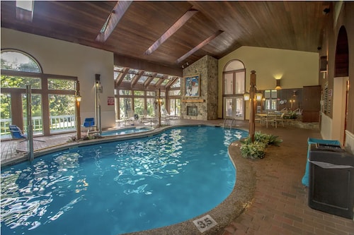 Family-friendly condo with amenities minutes from StoryLand & ski mountains!