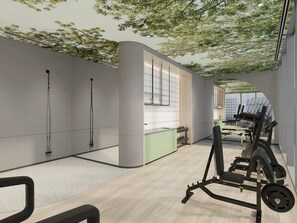 Un gimnasio moderno con equipo de ejercicio, una pared verde y vistas de la ciudad a través de un ventanal grande.