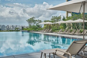 Una piscina al aire libre