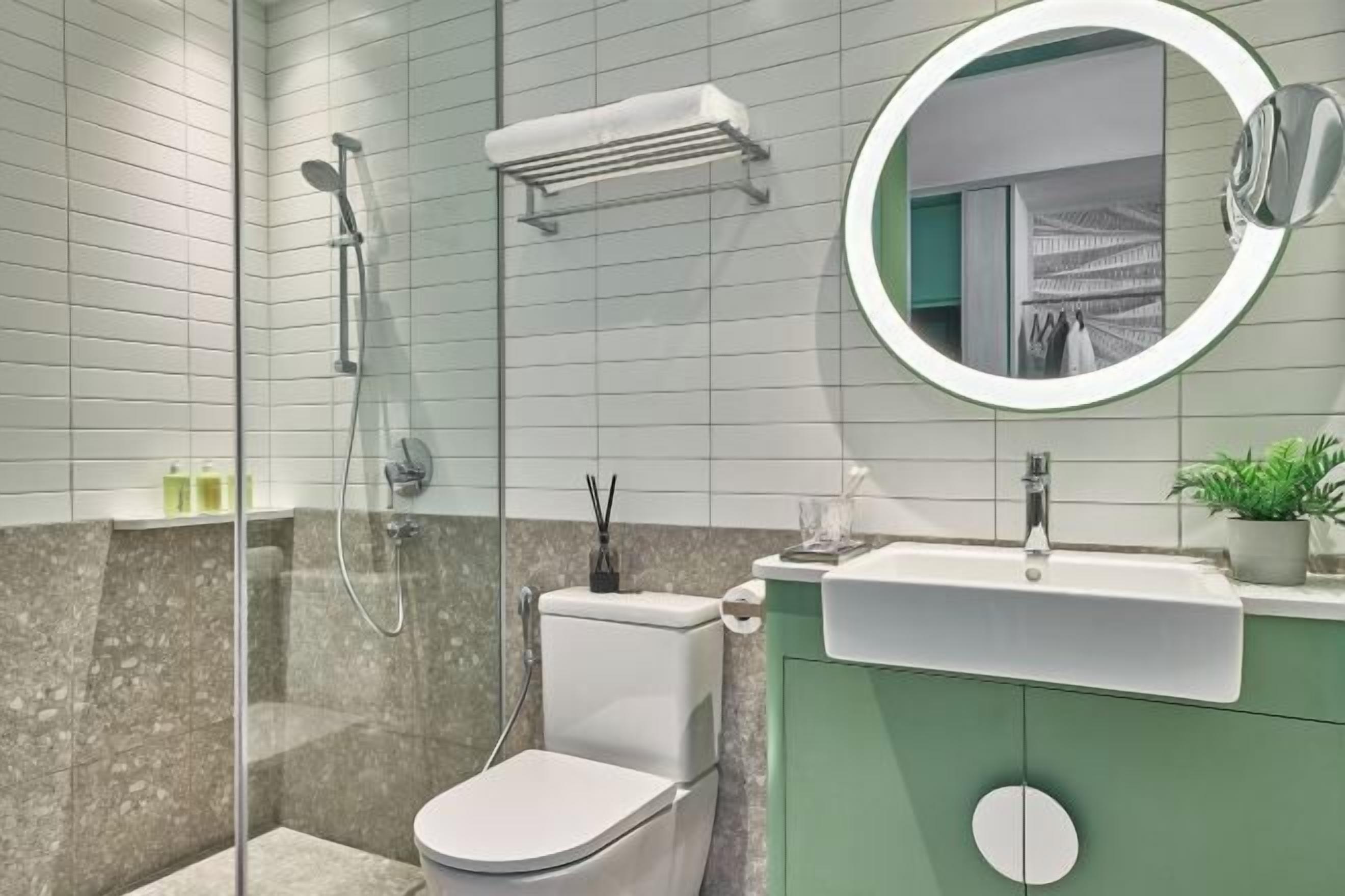 Douche, articles de toilette gratuits, sèche-cheveux, chaussons