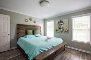 3 bedrooms, iron/ironing board, WiFi, bed sheets - 12 minutes to Wet 'n Wild Water Park! Family-sized 3 bedroom cozy happy home! (Greensboro)