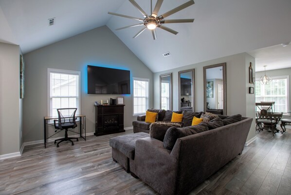 Smart TV, fireplace - 12 minutes to Wet 'n Wild Water Park! Family-sized 3 bedroom cozy happy home! (Greensboro)