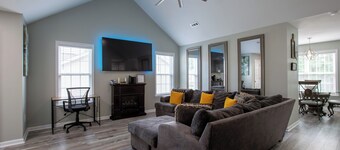 12 minutes to Wet 'n Wild Water Park! Family-sized 3 bedroom cozy happy home! 