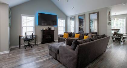 12 minutes to Wet 'n Wild Water Park! Family-sized 3 bedroom cozy happy home!