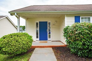 Exterior detail - 12 minutes to Wet 'n Wild Water Park! Family-sized 3 bedroom cozy happy home! (Greensboro)