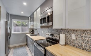 Kühlschrank, Mikrowelle, Ofen, Herdplatte