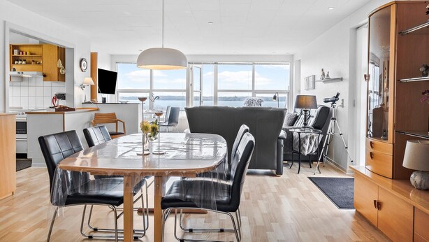 Un espacio habitable moderno con comedor, cocina y zona de estar con vistas.