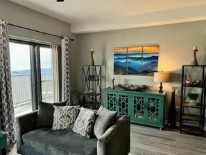 Fernseher, Kamin, Bücher