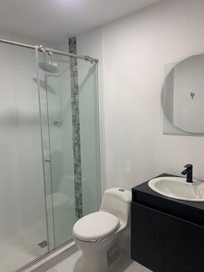 Dusche, Handtücher, Seife, Toilettenpapier