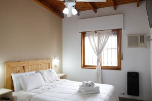 Quarto superior, 2 quartos, suíte | Camas com colchões de espuma com sistema de memória