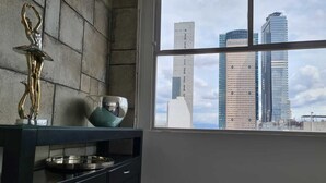 Eine moderne Küche mit Blick auf eine Stadtansicht durch ein großes Fenster.