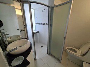 Umweltfreundliche Kosmetikartikel, Handtücher, Seife, Shampoo