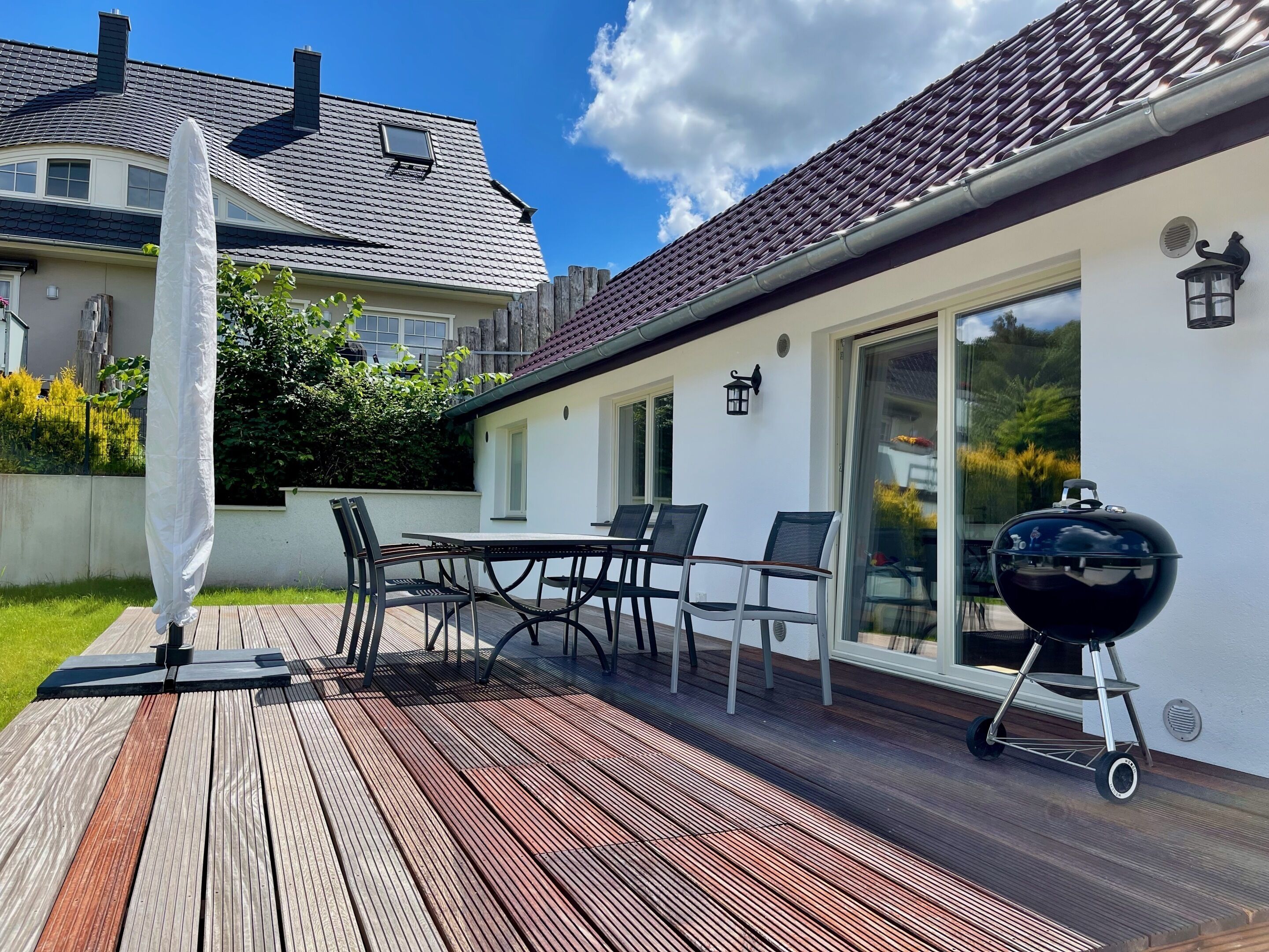 Unsere extra große Terrasse samt Grill & Sonnenschirm