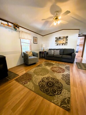 Smart TV - The Quail House - Cozy home in Jim Thorpe (Jim Thorpe)