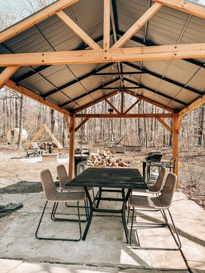 Outdoor dining - Wild And Wonderful Silos (Harpers Ferry)