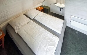 3 bedrooms, travel crib, free WiFi, bed sheets