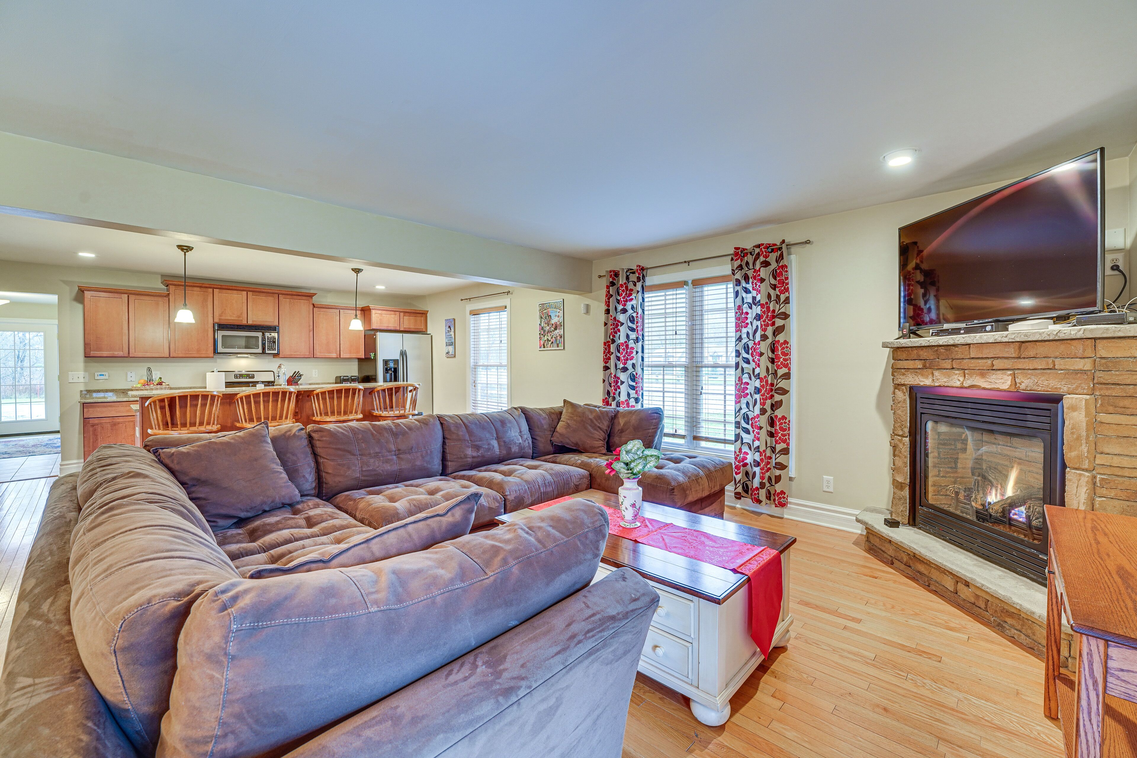 Ellicottville Townhome w/ Hot Tub ~ 2 Mi to Skiing